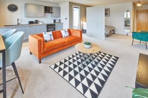 斯卡伯勒Host & Stay - North Marine House的客厅配有橙色沙发和桌子