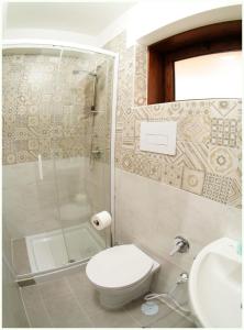 托尔托拉Beb Alla Marina Tortora的带淋浴、卫生间和盥洗盆的浴室
