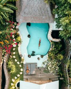 吉利特拉旺安昆诺别墅 的享有带房屋的游泳池的顶部景致