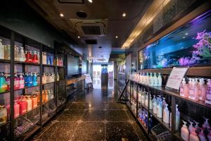 埼玉市Water Hotel Mw (Love Hotel)的一间装满大量酒瓶的商店