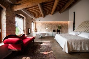 卡洛诺拉阿克里Magari Estates Hotel的一间卧室配有一张床、一把椅子和一个浴缸
