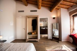 卡洛诺拉阿克里Magari Estates Hotel的卧室配有一张床,墙上设有镜子