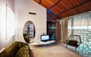 RodigoIl Tesoro Living Resort的带沙发、桌子和电视的客厅