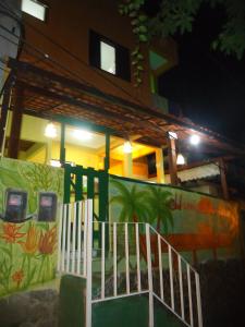 阿布拉奥Harmoni Hostel & Pousada的楼梯通往房子,上面有绘画