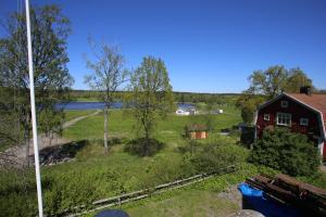 BrännefjällSemesterhemmet Sommarro的享有农场的空中景色,有房子和田野