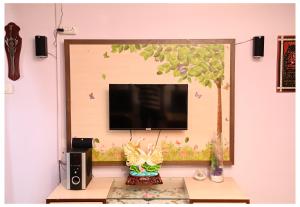 SOHANAs Homestays- 2 BHK Luxury Apartment near Jaipur International Airport的电视和/或娱乐中心