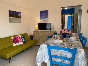 普罗斯西托角Villa Antonietta的客厅配有桌子和绿色沙发