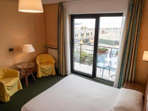 基亚瓦里圣塔玛丽亚酒店的酒店客房设有一张床和一个大窗户