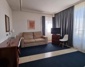 马德里黎牙乐盖兹皮酒店的客厅配有沙发和电视。