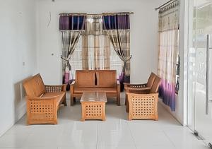 庞岸达兰RedDoorz Syariah near Sunrise Park Pangandaran的配有椅子和桌子的房间以及窗户