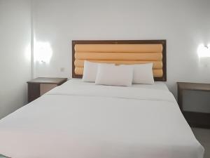 庞岸达兰RedDoorz Syariah near Sunrise Park Pangandaran的卧室配有一张带两个枕头的大白色床