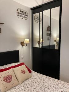 勒蒙多尔Appartement Les Amethystes 1的一间卧室配有一张带红白毯子的床
