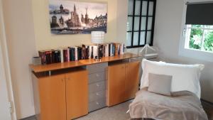 康斯坦茨Ferienwohnung CHRIS的客房设有带书籍和椅子的书桌。