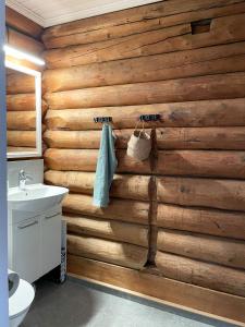 奥萨The Fryksås Chamber的一间带木墙的浴室