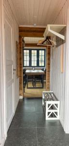 奥萨The Fryksås Chamber的小屋内带桌子的用餐室