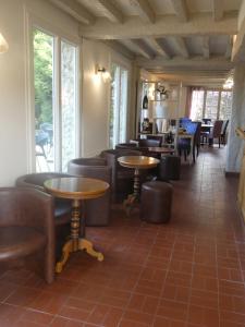 Logis Hôtel Restaurant Auberge Saint Martin酒廊或酒吧区