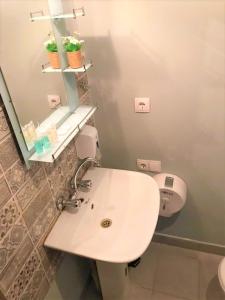 安布罗劳里AMBROsador的浴室设有白色水槽和镜子