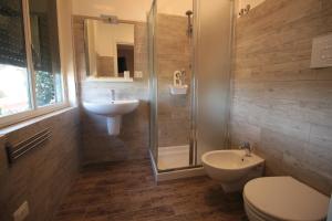 布林迪西Dimora Risveglio的一间带水槽、卫生间和淋浴的浴室