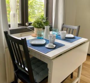 王室港Parkvillan的一张桌子,上面有两把椅子和一张蓝色的桌布