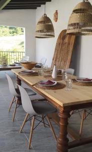 Yunquera芬卡拉斯莫雷纳斯乡村民宿的一张木桌、椅子和一张木桌及玻璃杯