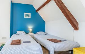 FermanvilleHoliday Normandy se ressourcer à deux pas de la Mer的蓝色墙壁客房的两张床
