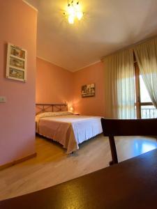 维拉诺瓦达尔本加Sogni e Colori的一间卧室设有一张床和一个窗口