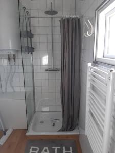 HagiHagi 2 Road 62 nr 2的浴室内配有淋浴帘。