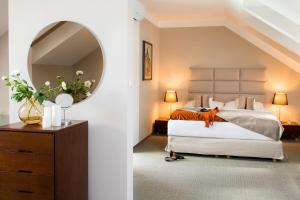 科希策布里斯托尔精品酒店的一间卧室配有一张大床和镜子