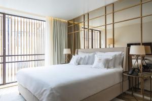 波尔图Casa da Companhia Hotel, Vignette Collection的卧室设有一张白色大床和大窗户