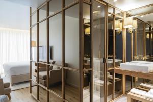 波尔图Casa da Companhia Hotel, Vignette Collection的浴室设有大玻璃壁橱和水槽