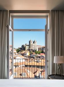 波尔图Casa da Companhia Hotel, Vignette Collection的客房设有大窗户,享有城市美景。