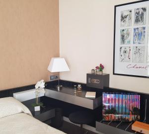 巴黎HOTEL ALISON的一间卧室配有一张桌子、一张床和一盏灯
