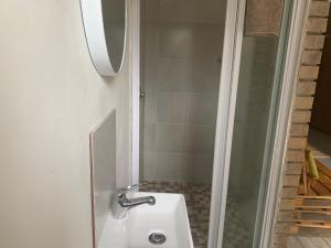 乌姆塔塔Cycad Stay的一间带水槽和淋浴的浴室