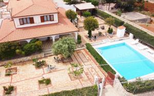 圣维托罗卡波Villa Benny的享有带游泳池的房屋的空中景致