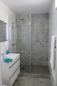 安德诺莱斯贝恩MAGNIFIQUES APPTS à côté DE LA PLAGE的带淋浴和白色盥洗盆的浴室