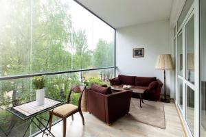 维尔纽斯Spacious apartment with cozy balcony by URBAN RENT的客厅配有沙发和桌子
