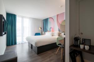 根特B&B HOTEL Gent Centrum的一间酒店客房,设有一张大床和一个大窗户