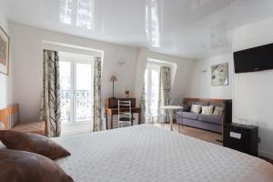 巴黎HOTEL ALISON的一间卧室设有一张床和一间客厅。