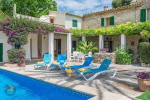 波连斯萨Finca L'hort de Can Bota,con piscina privada的别墅 - 带游泳池和蓝色躺椅