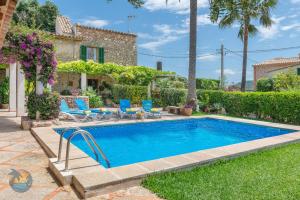 波连斯萨Finca L'hort de Can Bota,con piscina privada的一座房子的院子内的游泳池