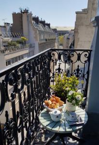巴黎HOTEL ALISON的阳台上桌子上的一盘食物