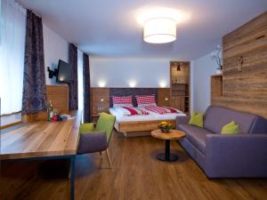格拉弗瑙卢森布里克旅馆的客厅配有床和沙发