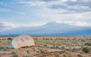 安博塞利Amanya King Lion 1-Bed Wigwam in Amboseli的山地中间的圆顶帐篷