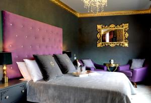 莫斯塔Julina Boutique Living的一间卧室配有一张大床和紫色床头板