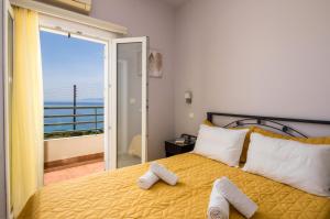 佩萨达Asta La Vista Maisonettes的一间卧室配有黄色的床和毛巾