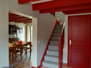 Vihiers拉古切利奥克斯达梅斯住宿加早餐旅馆的客厅里设有一扇红色的门,客厅里设有楼梯