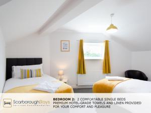 斯卡伯勒Candler Lodge - 3 BEDROOM TOWNHOUSE WITH PARKING - PATIO AREA & SEATING的一间卧室设有两张床和窗户。