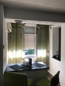 皮特什蒂Open Space Mini Craiovei的客厅配有桌子和窗户