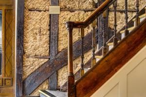 科尔切斯特乔治酒店的石墙房子的楼梯