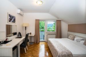 塞里特雷尼科隆查尔房屋酒店的配有一张床、一张书桌和一扇窗户的酒店客房